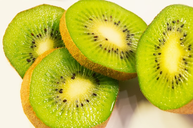sliced kiwi fruit ready for freezing
